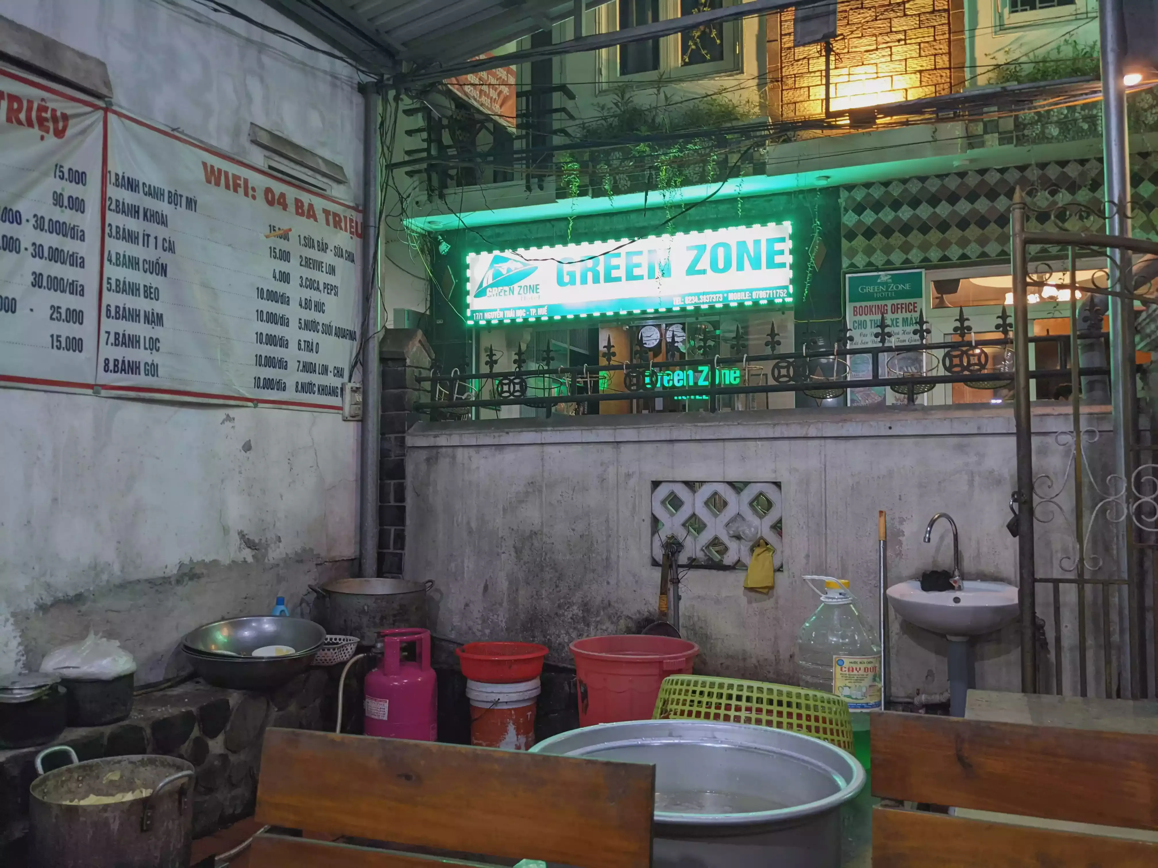 /images/post/asie/asie-sud-est/01-vietnam/06-hue-2/restaurant/hue_61.webp