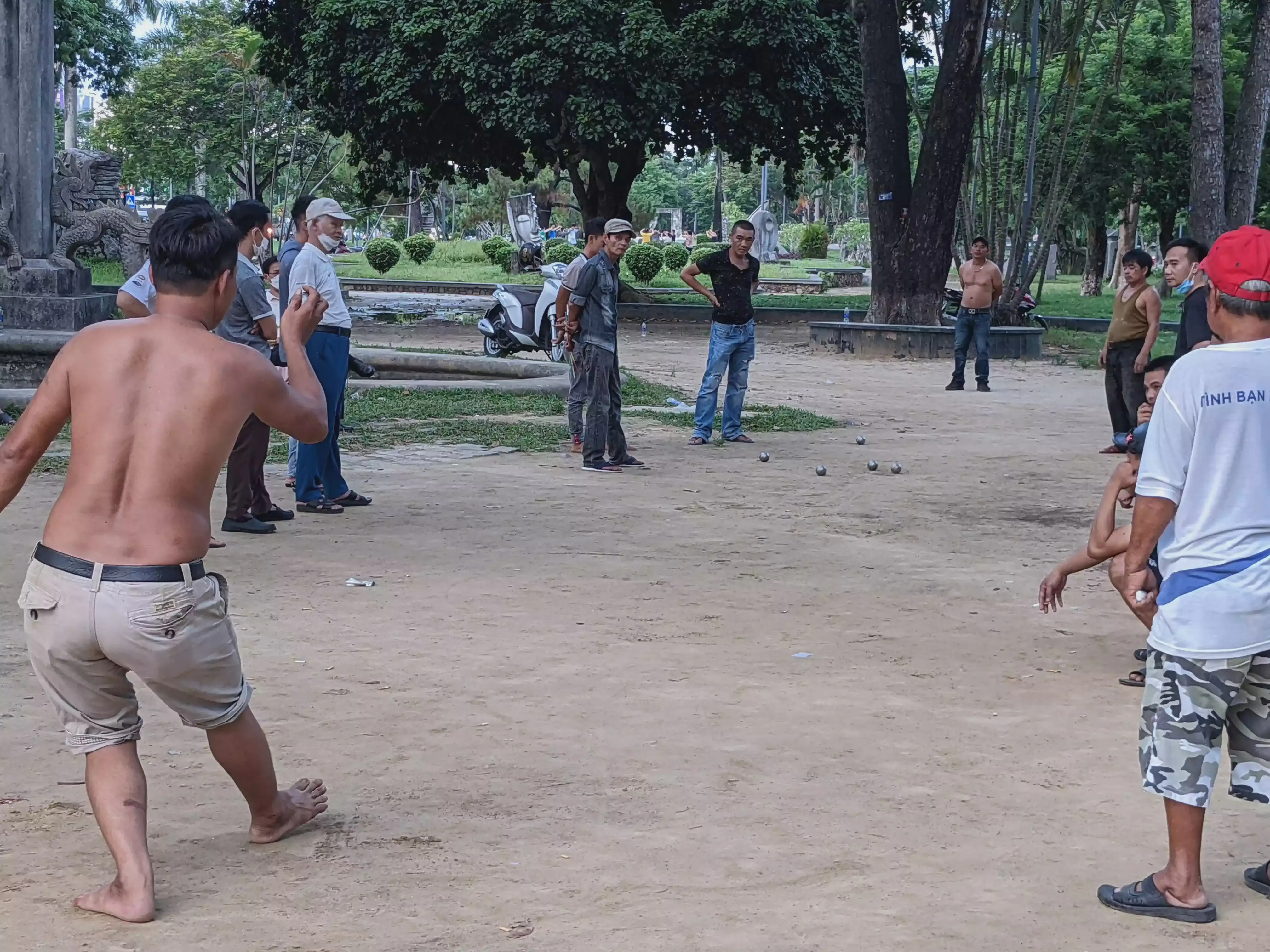 /images/post/asie/asie-sud-est/01-vietnam/06-hue-2/riverside/hue_gall_river_2.webp